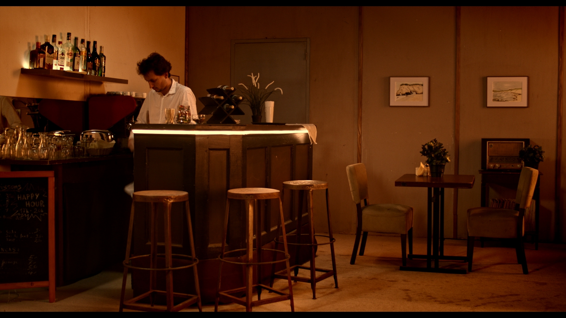 Noyée dans le café