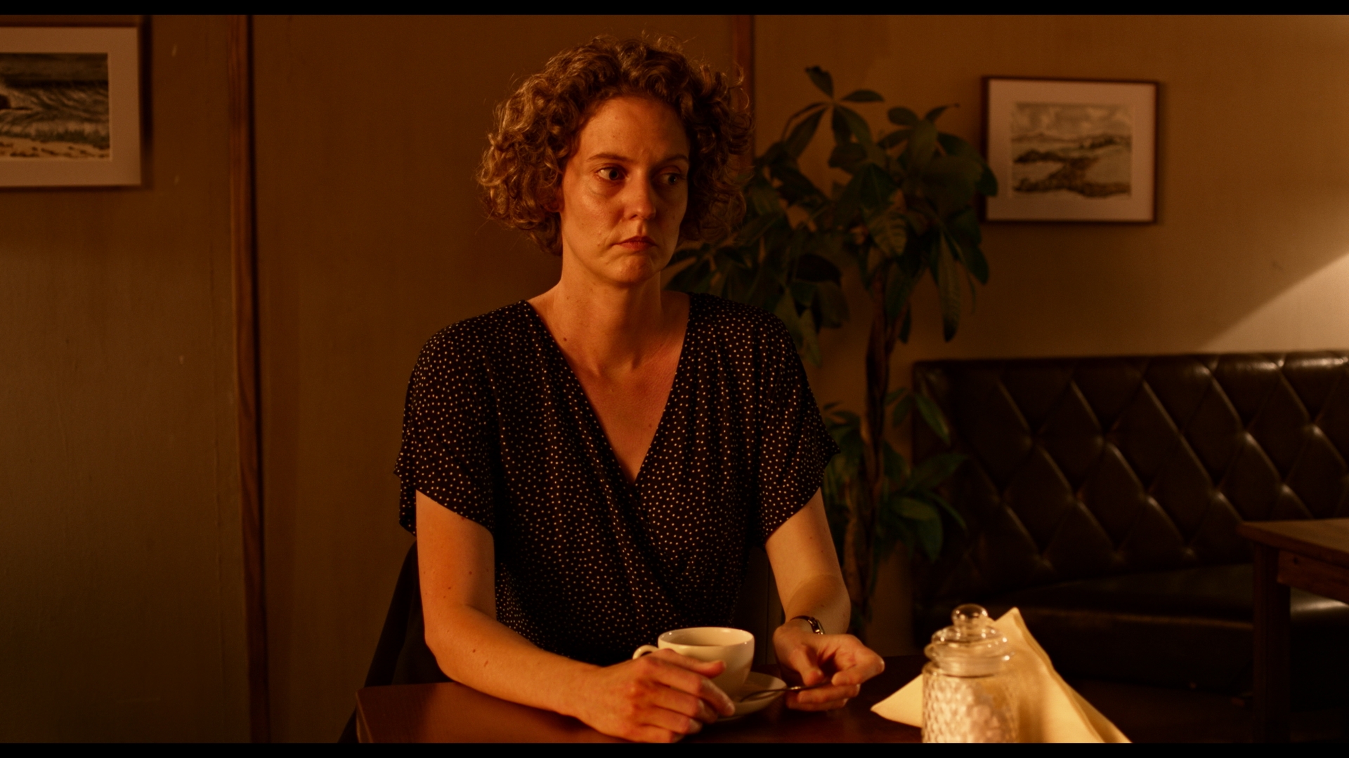 Noyée dans le café