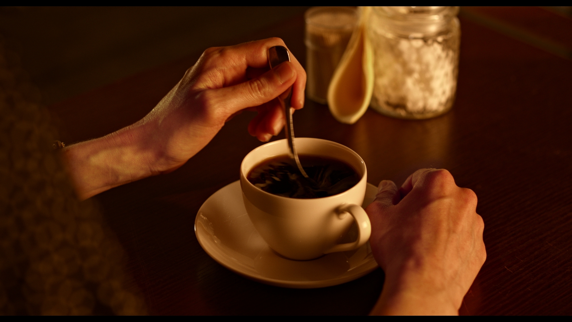 Noyée dans le café